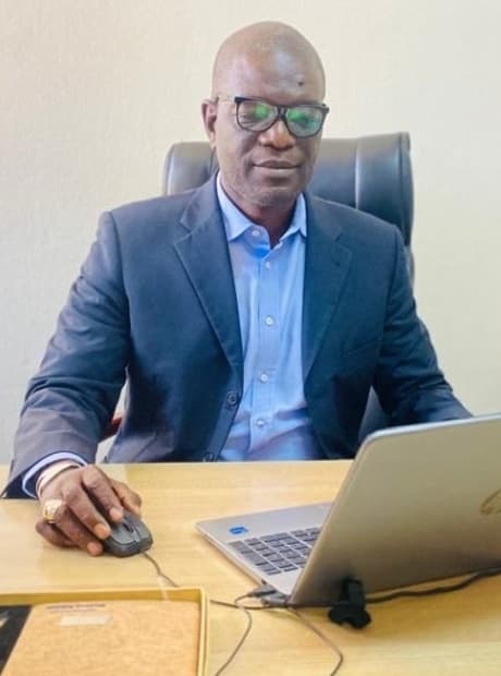 Directeur Général de PARTENAIRE ENTREPRISE TRAVAUX SUARL dans son bureau de direction à Dakar